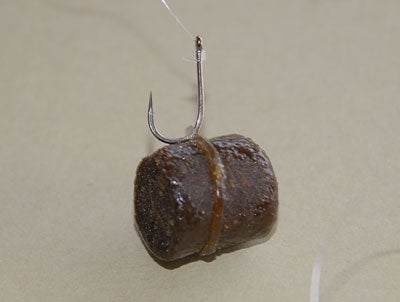 Normal pellet band hanging from hook bend