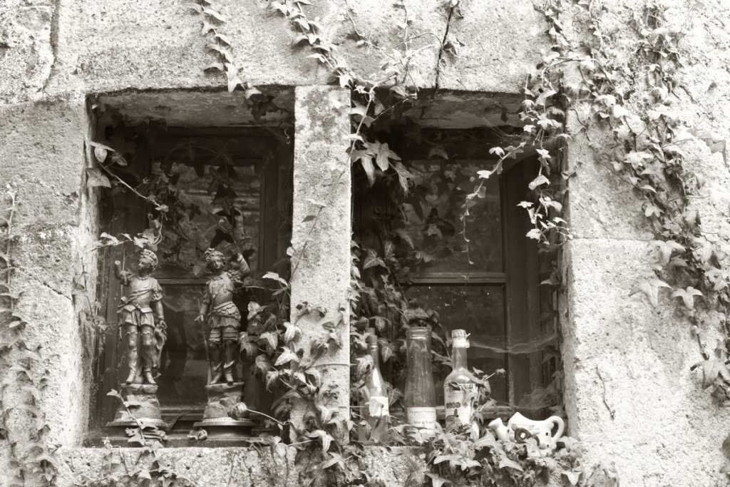 Brocante Double Windows Sepia.jpg