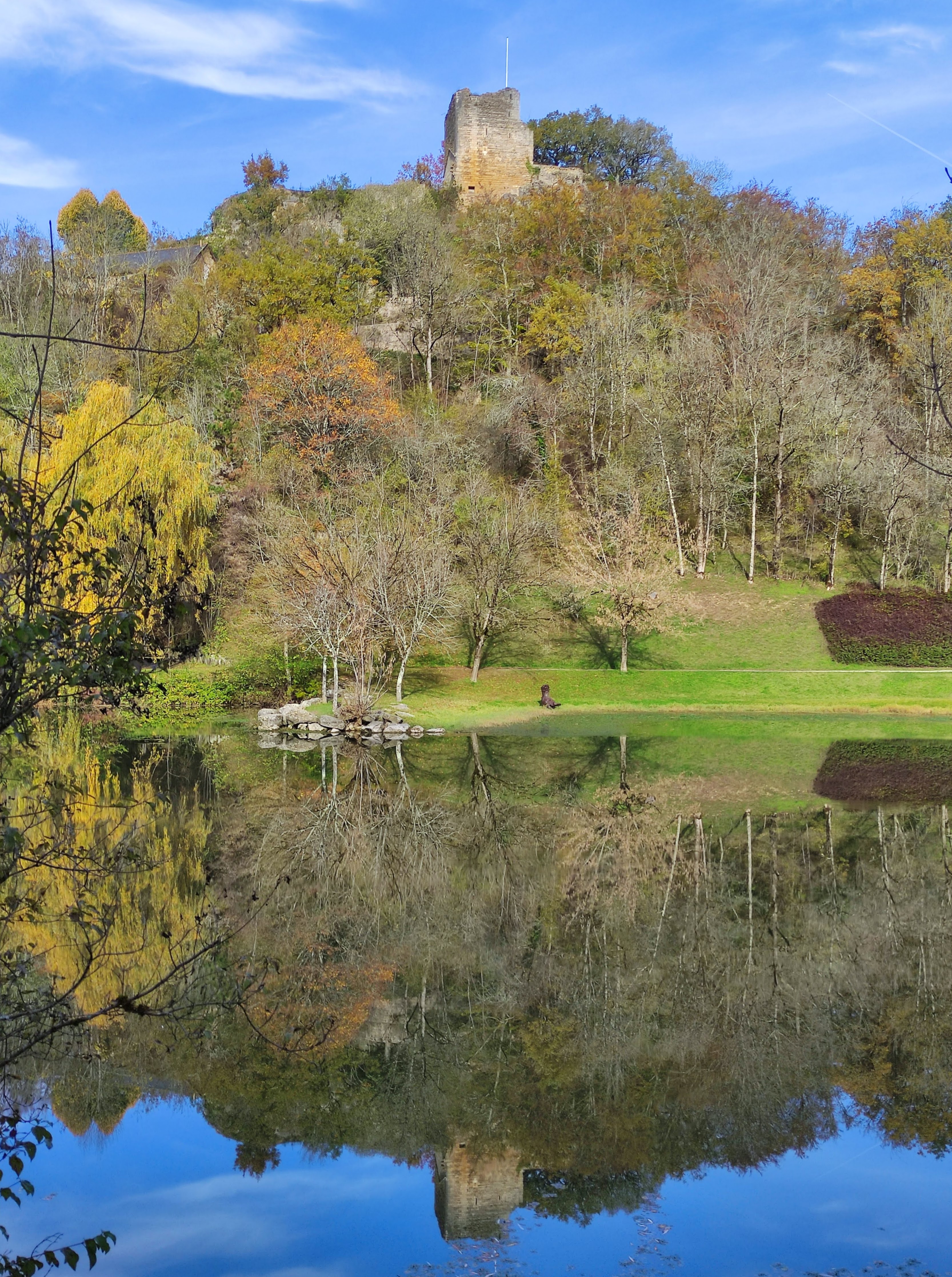 Caylus lake.jpg