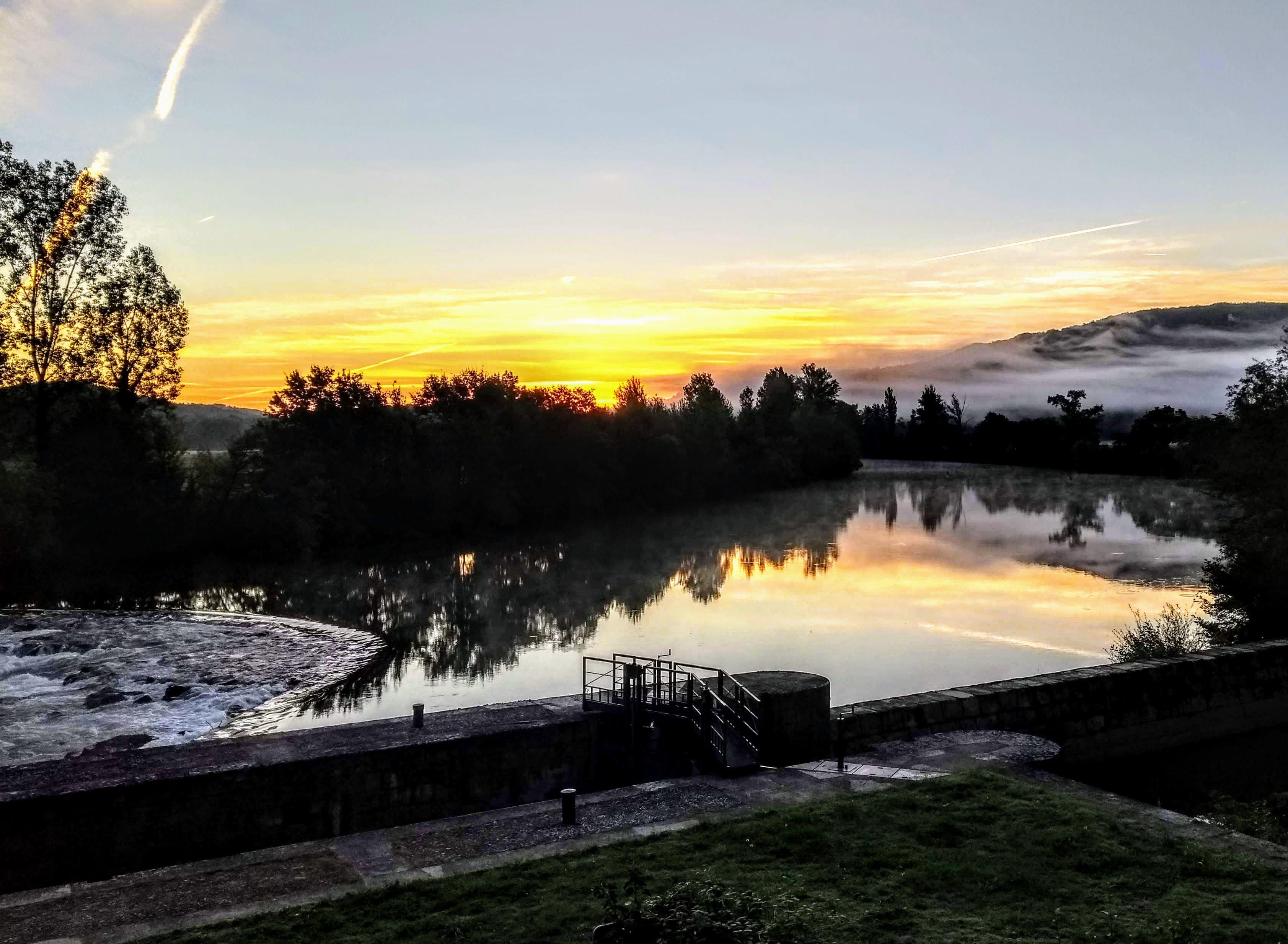 Cenevieres weir at dawn.jpg