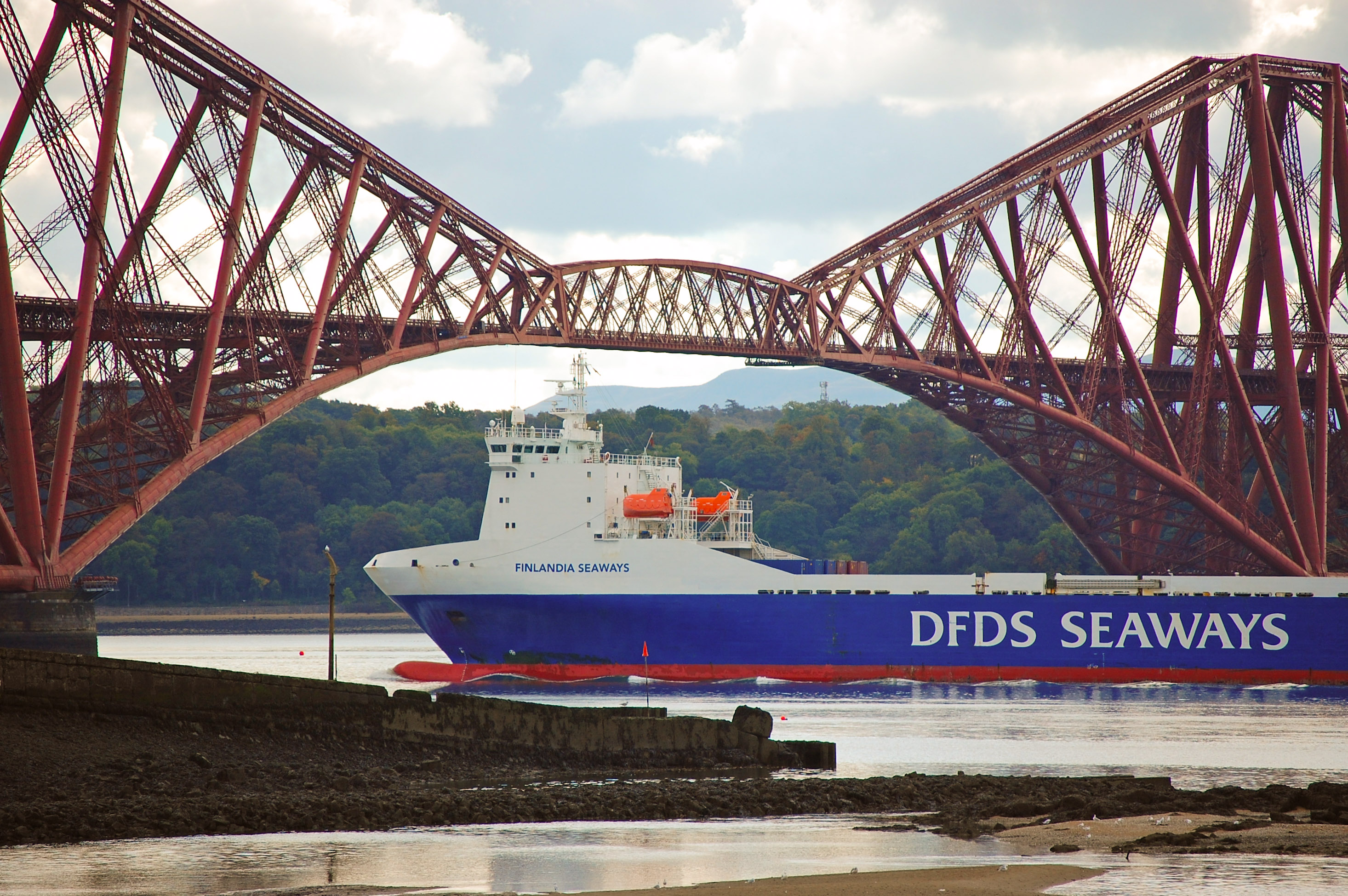 Close shave Forth railway bridge.jpg